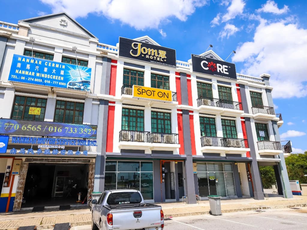 SPOT ON 90394 Jom Hotel - photo 1