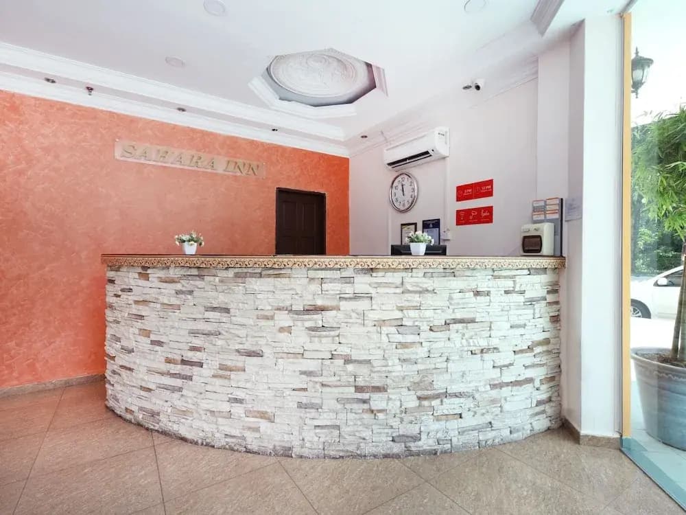 OYO 775 Hotel Sahara Inn - photo 1