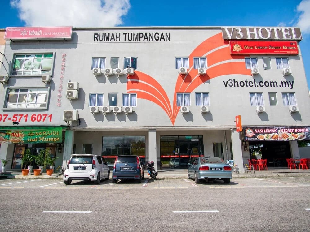 V3 Hotel Nusajaya - photo 1