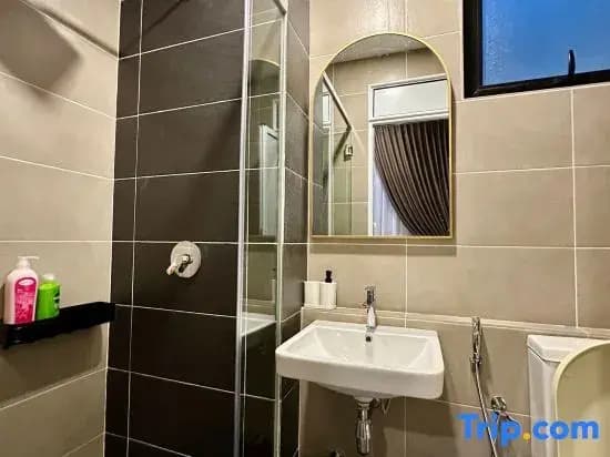 D’pristine 4 bedder sea view condo 36-02A opp legoland - photo 3