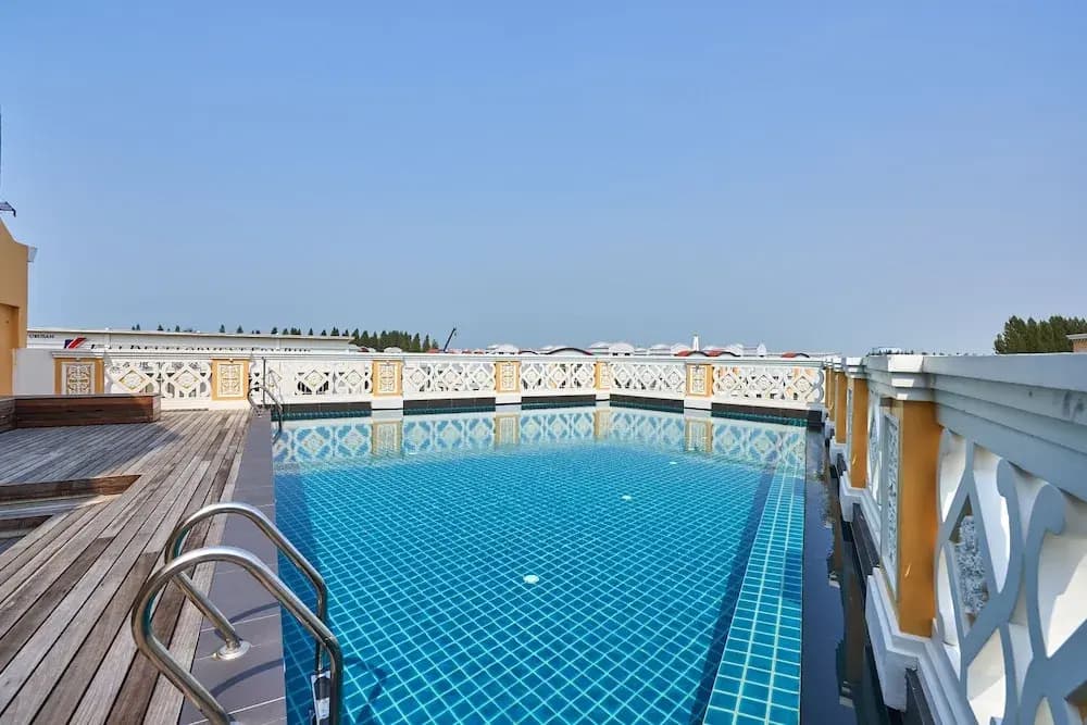OYO Home 44077 The Platinum Hotel & Suites- King - photo 9