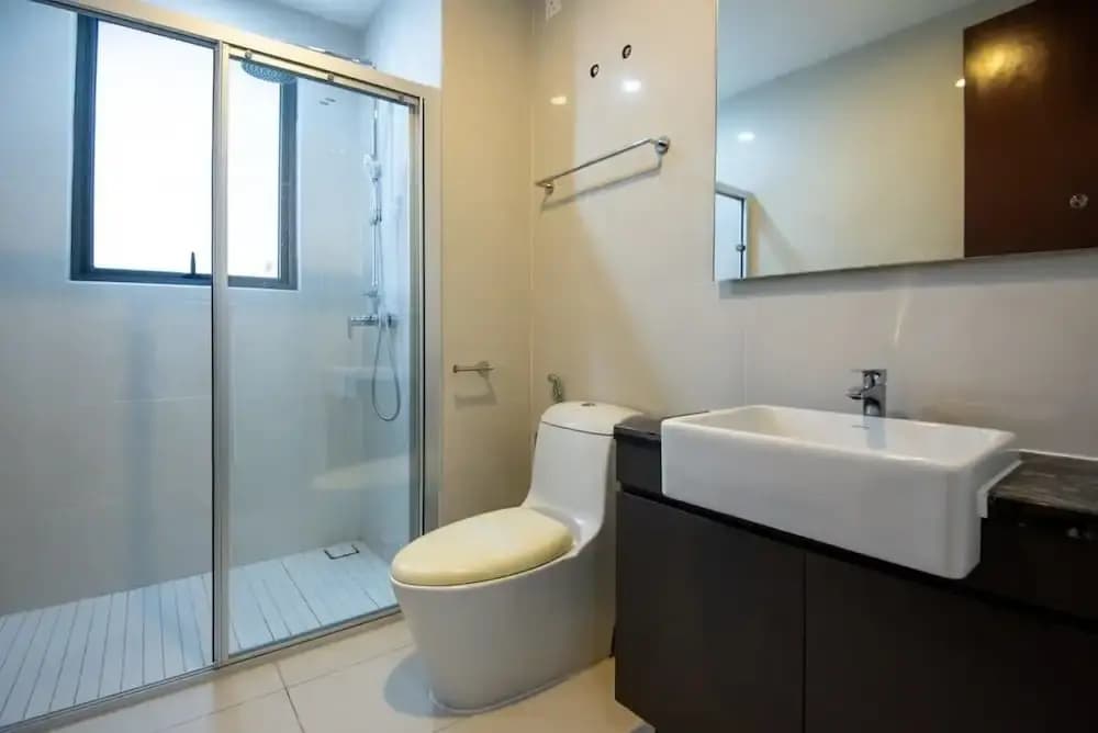 Chic 3BR in Danga Bay With Water Views & Parking - photo 7