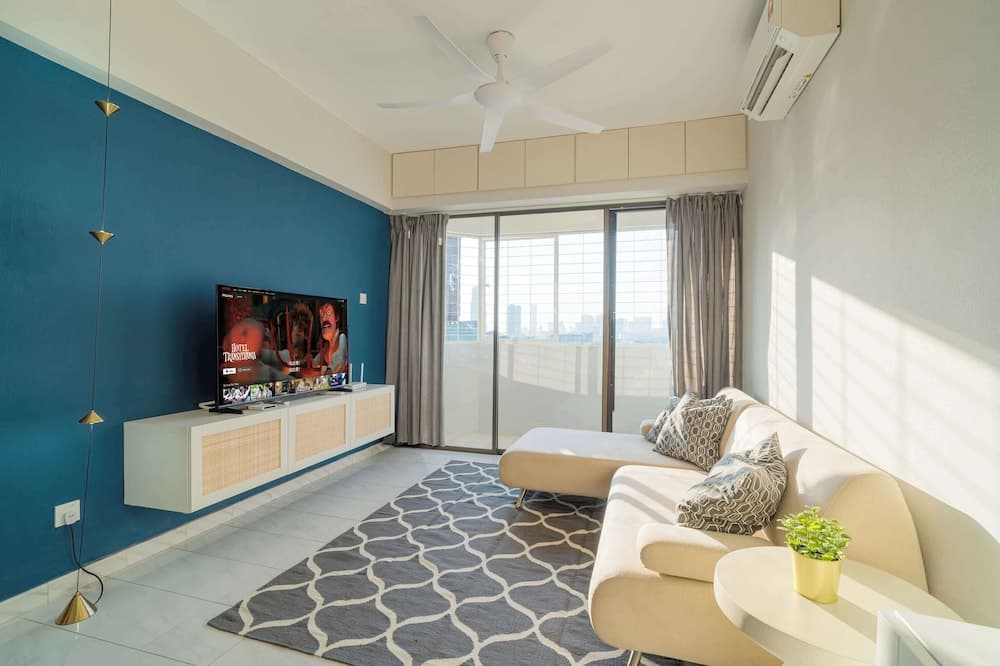 Stylish 3BR Stay Near Gurney Drive, Free Parking - photo 1