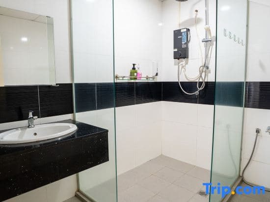 2-bedroom condo with free parking on premises. - photo 4