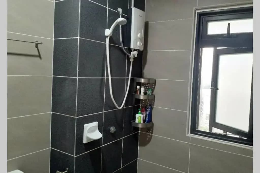 HB1614 ,Cyberjaya, Lake view, WiFi, Netflix, Free Parking, Gym, Swimming Pool, Basket Ball Court, Family play area - photo 7