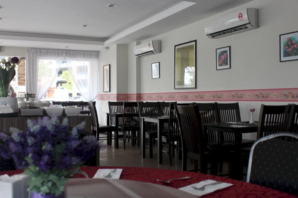 OYO 985 Hotel Nur - photo 21