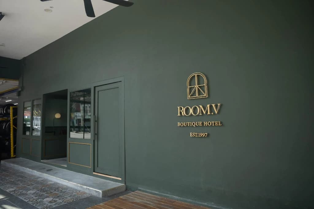 Room V @ Jalan Sultanah Near Bus Stop Batu Pahat - photo 10