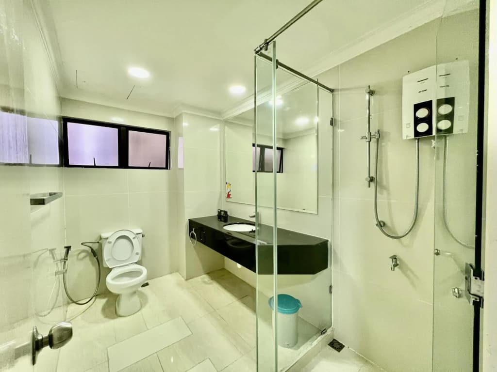 PENTHOUSE MARINA COURT VACATION HOME 5 BEDROOMS KOTA KINABALU 15pax - photo 10