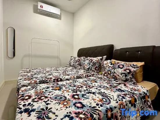D’pristine 4 bedder sea view condo 36-02A opp legoland - photo 1