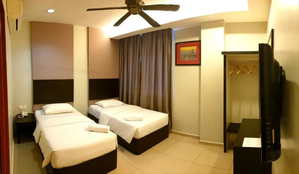 Golden Court Hotel - photo 4