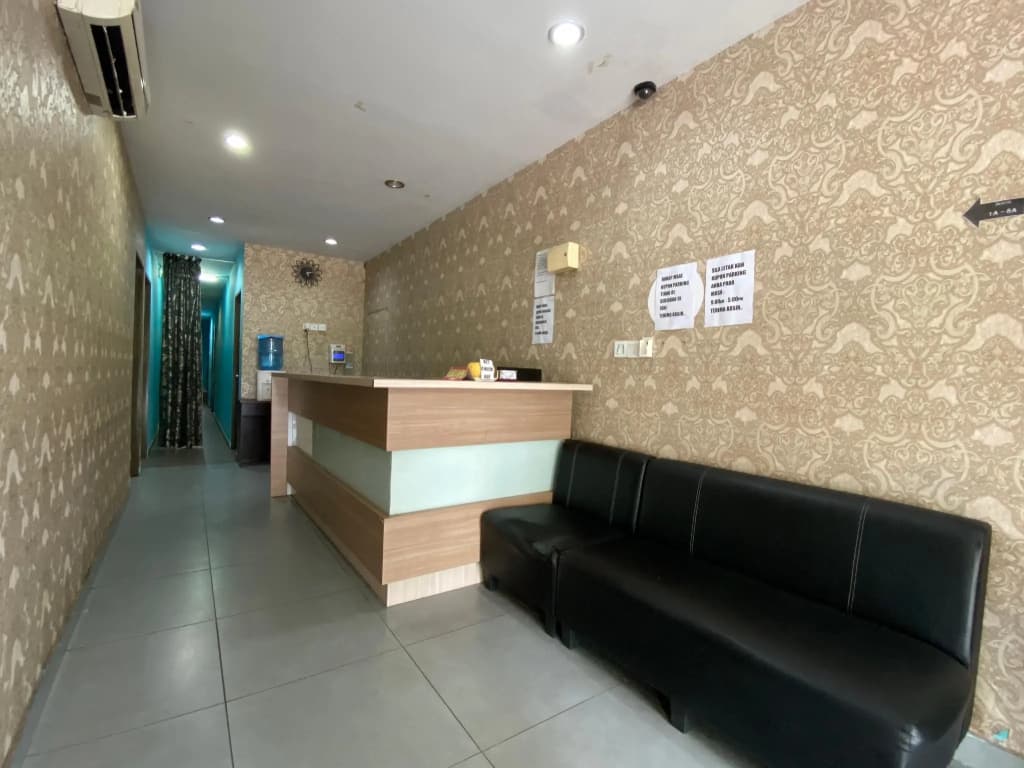 OYO 89760 Harmoni Inn Hotel - photo 2