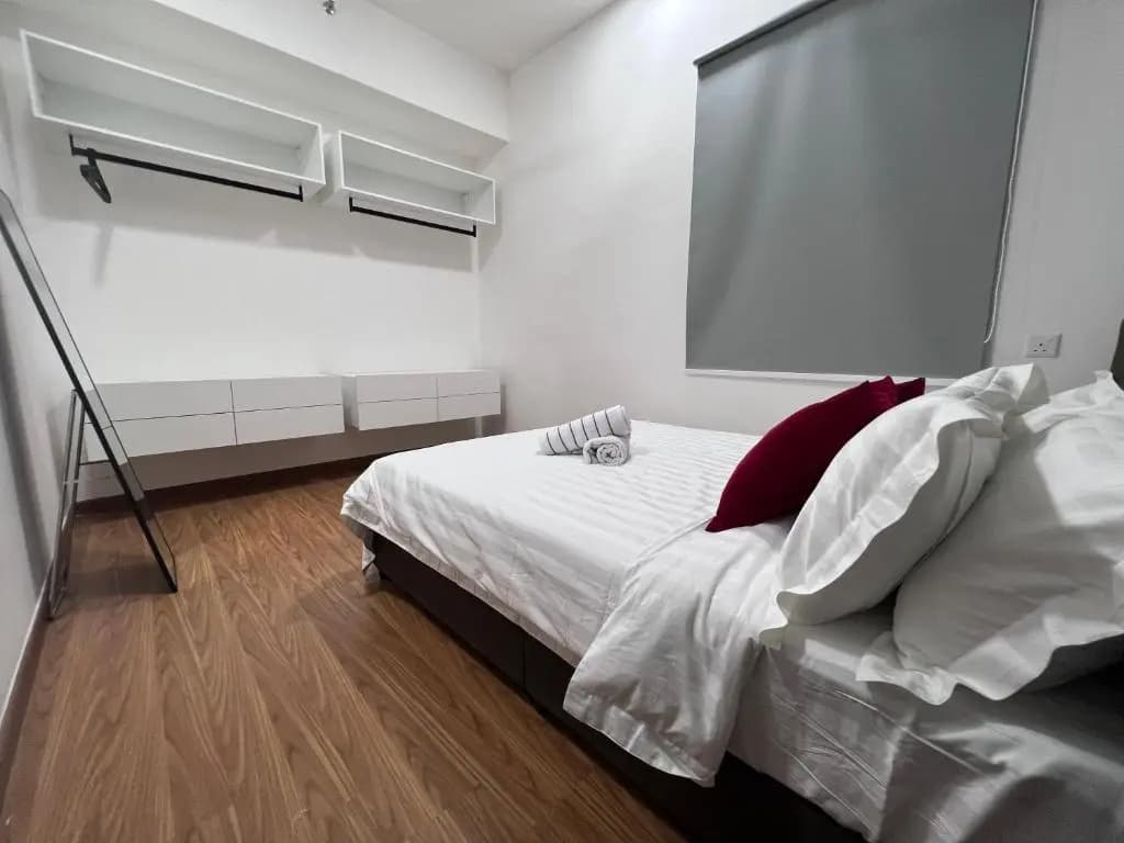Contemporary & Stylish Suite#Georgetown#Sky Pool#2 BR, Living Room with Double Bed - photo 2