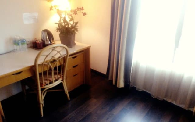 The Aston Hotel - photo 3