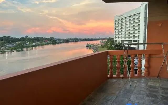 Riverbank Suites 408 - photo 3