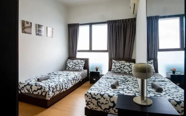 Chic 3BR in Danga Bay With Water Views & Parking - photo 3