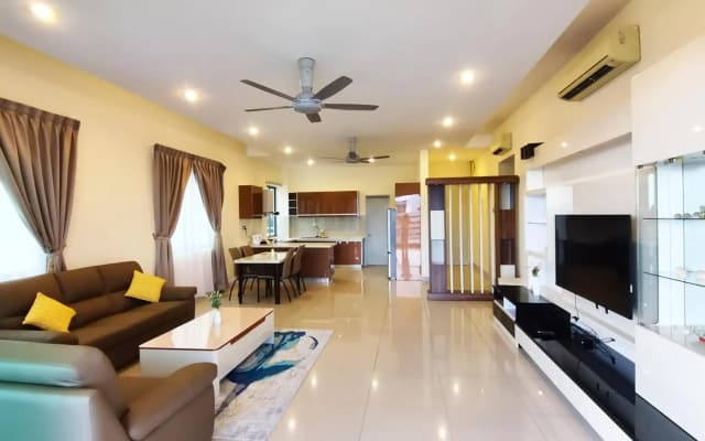 New! Seaview Deluxe Sunrise Suite 2000 sqft Imago Loft B 3 bedrooms above Imago Shopping Mall - photo 2