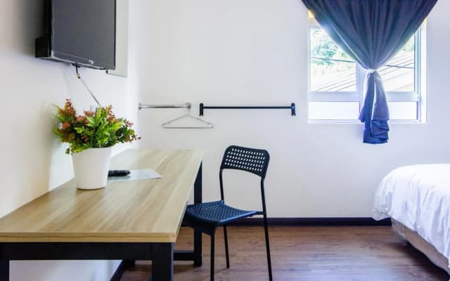 Explore 5BR Gardenhouse Retreats (Free Parking) - photo 4