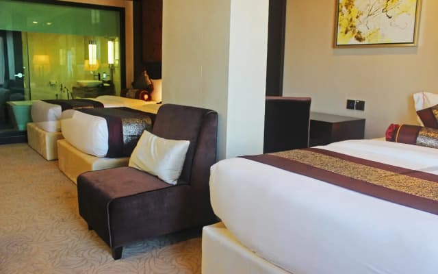 Royale Signature Hotel - photo 2