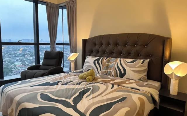 Skyline Luxe 4BR Retreat with En-suites - photo 3