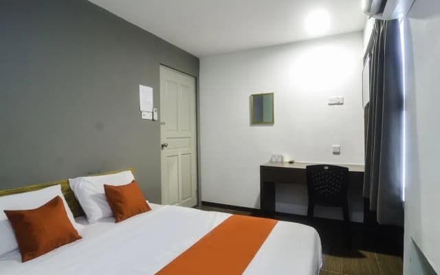 Golden Lounge by OYO Rooms - photo 3