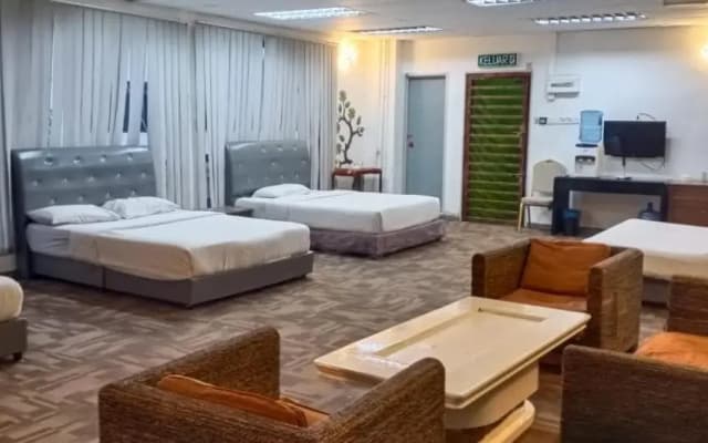 Golden Leaf Hotel Danga Bay - photo 2