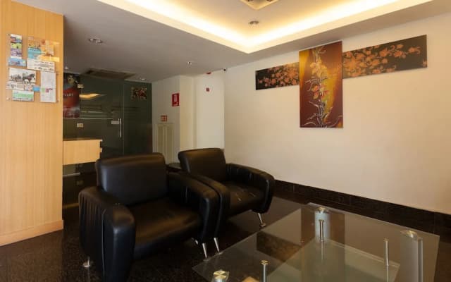 ZEN Rooms Opposite YMCA - photo 5