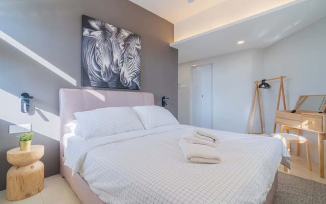 Stylish 3BR Stay Near Gurney Drive, Free Parking - photo 3