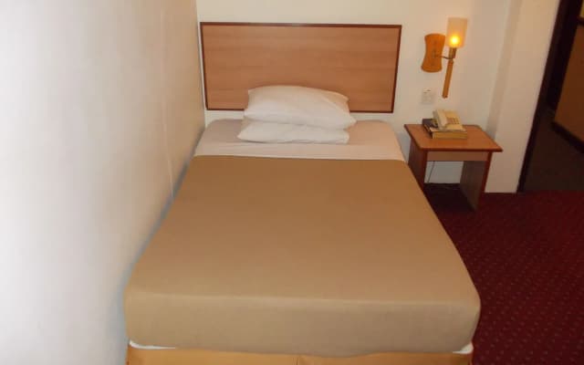 Hotel Sri Sutra - PJ Jalan 227 - photo 2