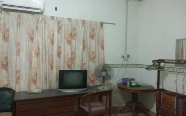 Homestay Aircond Pantai Timur Chalet Guest House Kak Mah - photo 5
