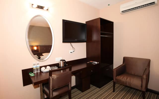 1 City Hotel - photo 3