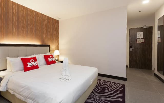 The Grand Campbell Hotel by ZEN Rooms - photo 4
