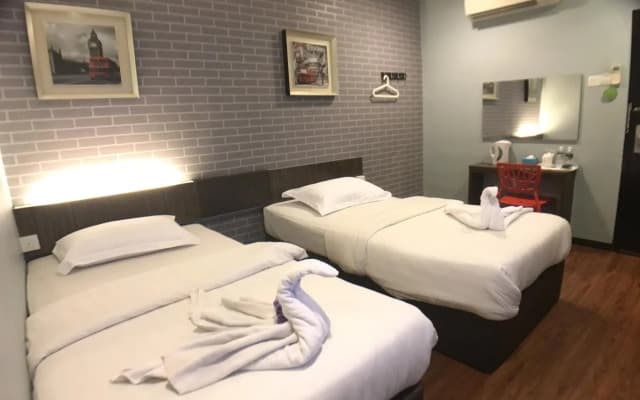 V3 Hotel Taman Gaya - photo 2