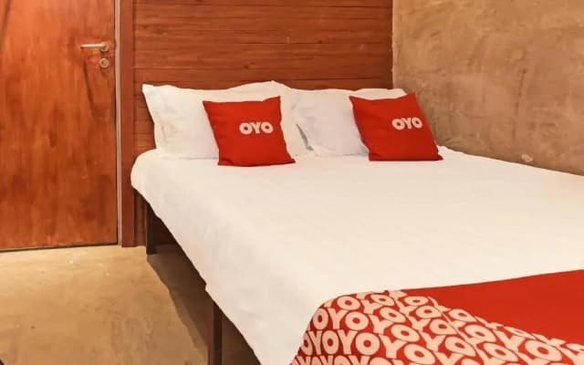 OYO 90662 The 1975 Hotel - photo 3