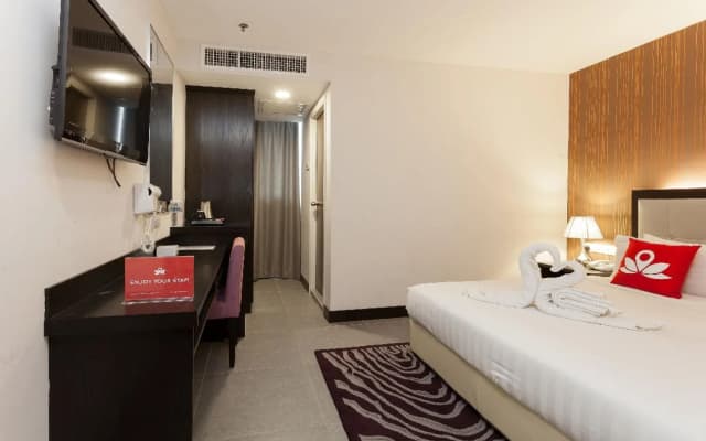 The Grand Campbell Hotel by ZEN Rooms - photo 3