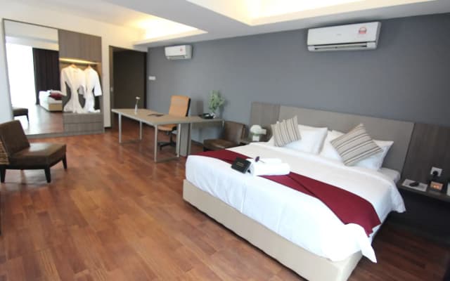 Nexus Regency Suites & Hotel - photo 3