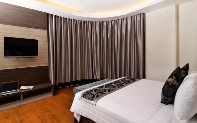 Holiday Villa Hotel & Suites - photo 3