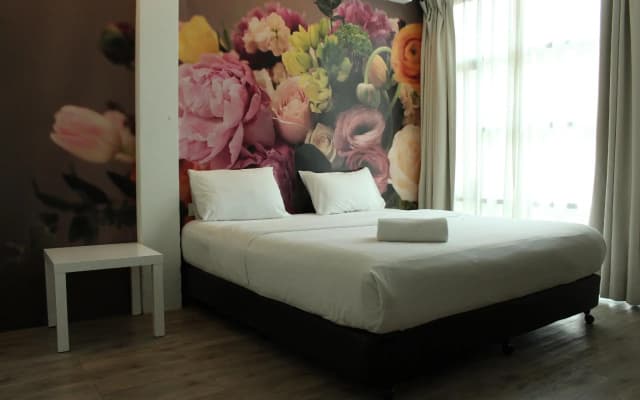 V Garden Hotel - photo 2