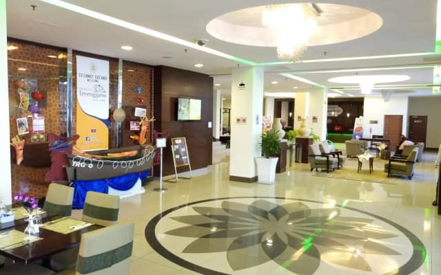 Grand Puteri Hotel - photo 2