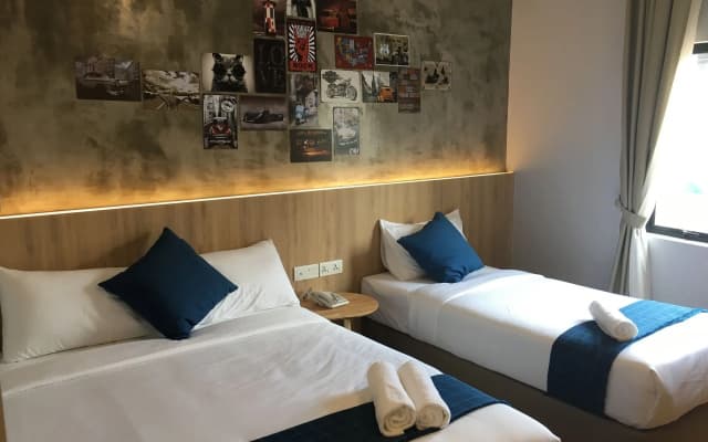 CIQ HOTEL at Jalan Trus - photo 2