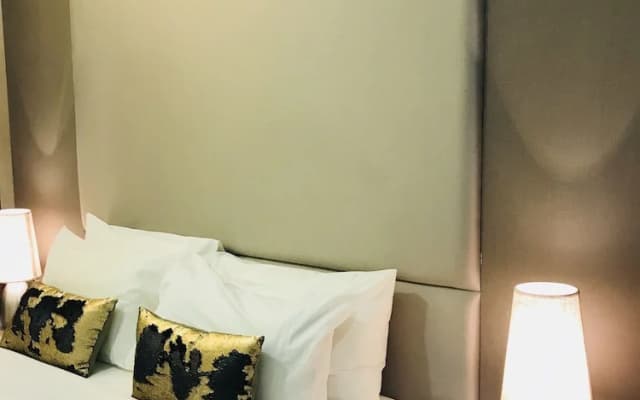 The Landmark Penthouse Luxury Condo by Casa Accommodation - photo 4