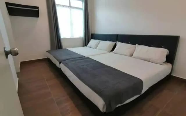 Cameron top31 golden hills night market homestay - photo 3