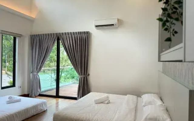 Green Escape City Private Pool Haven 24 pax - photo 2
