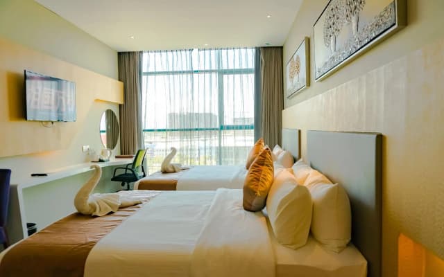 Greens Hotel & Suites - photo 5