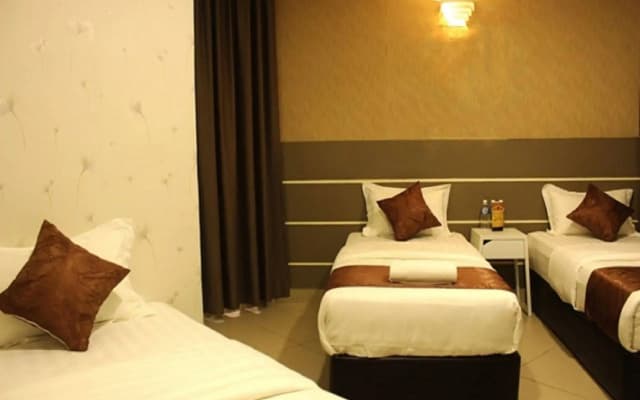 Rock & Roll Hotel - photo 4