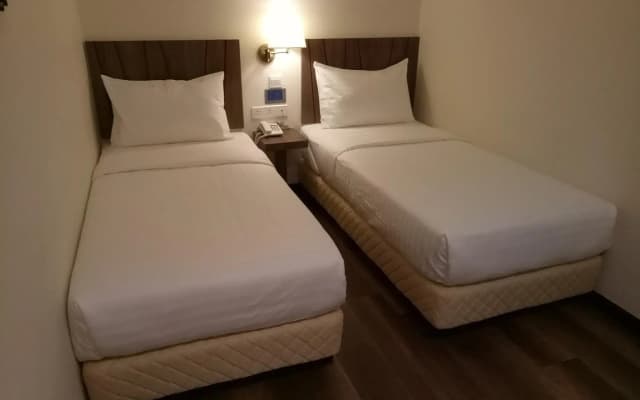 9 Square Hotel - Sri Kembangan - photo 2