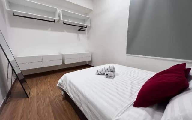 Contemporary & Stylish Suite#Georgetown#Sky Pool#2 BR, Living Room with Double Bed - photo 3