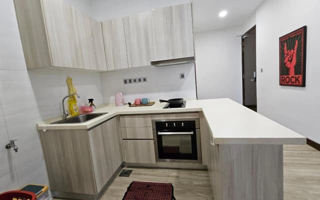 Hostahome at Paragon Suites with Private Jacuzzi - photo 2
