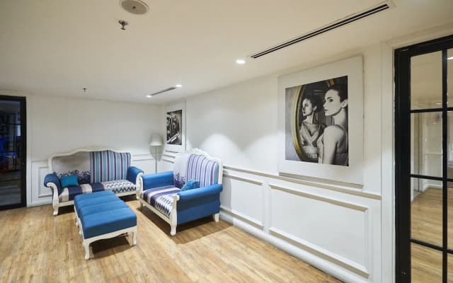 OYO Home 44050 Essential Studio Empire Marriot - photo 3