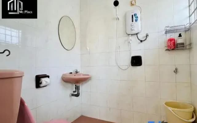 2-Stry 4BR Beside Jonker Street Taman Kota Laksamana 11 by Myplace - photo 3