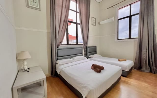 PENTHOUSE MARINA COURT VACATION HOME 5 BEDROOMS KOTA KINABALU 15pax - photo 5